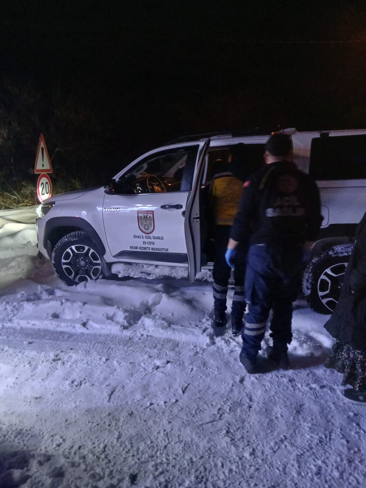Sivas'ta ekipler yolu kardan kapanan mezrada düşerek yaralanan kadın için seferber oldu