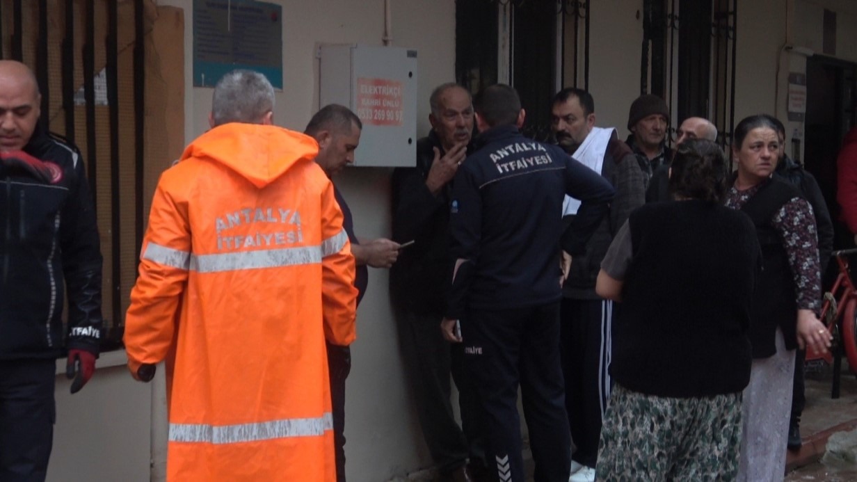 Yaşlı adamı komşuları evden çıkardı, yangın ucuz atlatıldı