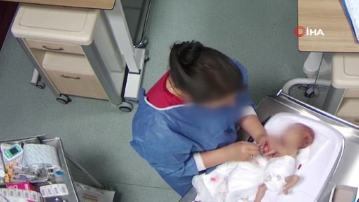 Bebeği darbeden hemşire polise teslim oldu