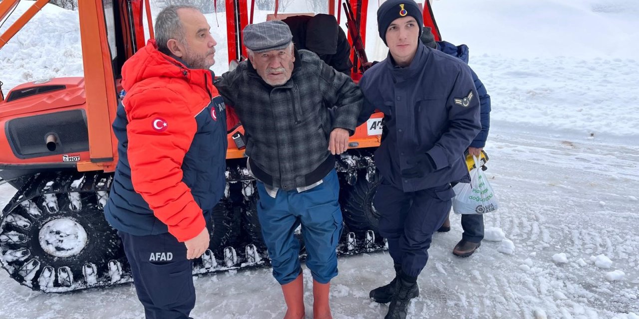 Yayla evinde mahsur kalan vatandaşı AFAD ve jandarma kurtardı
