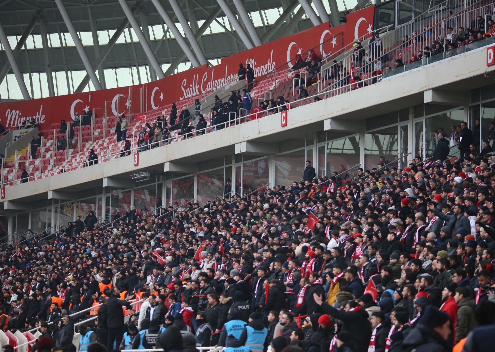 Sivassporlu taraftarlardan maça yoğun ilgi