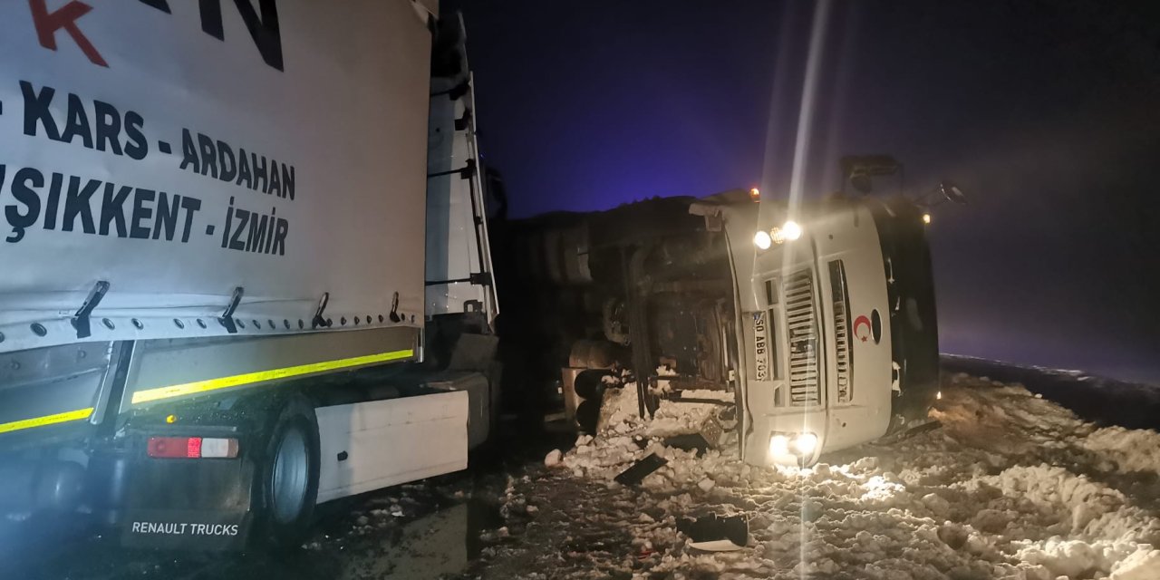 Sivas'ta 4 aracın karıştığı zincirleme trafik kazasında 8 kişi yaralandı