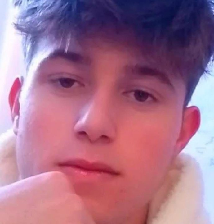 Duş sonrası fenalaşıp hayatını kaybeden çocuk toprağa verildi