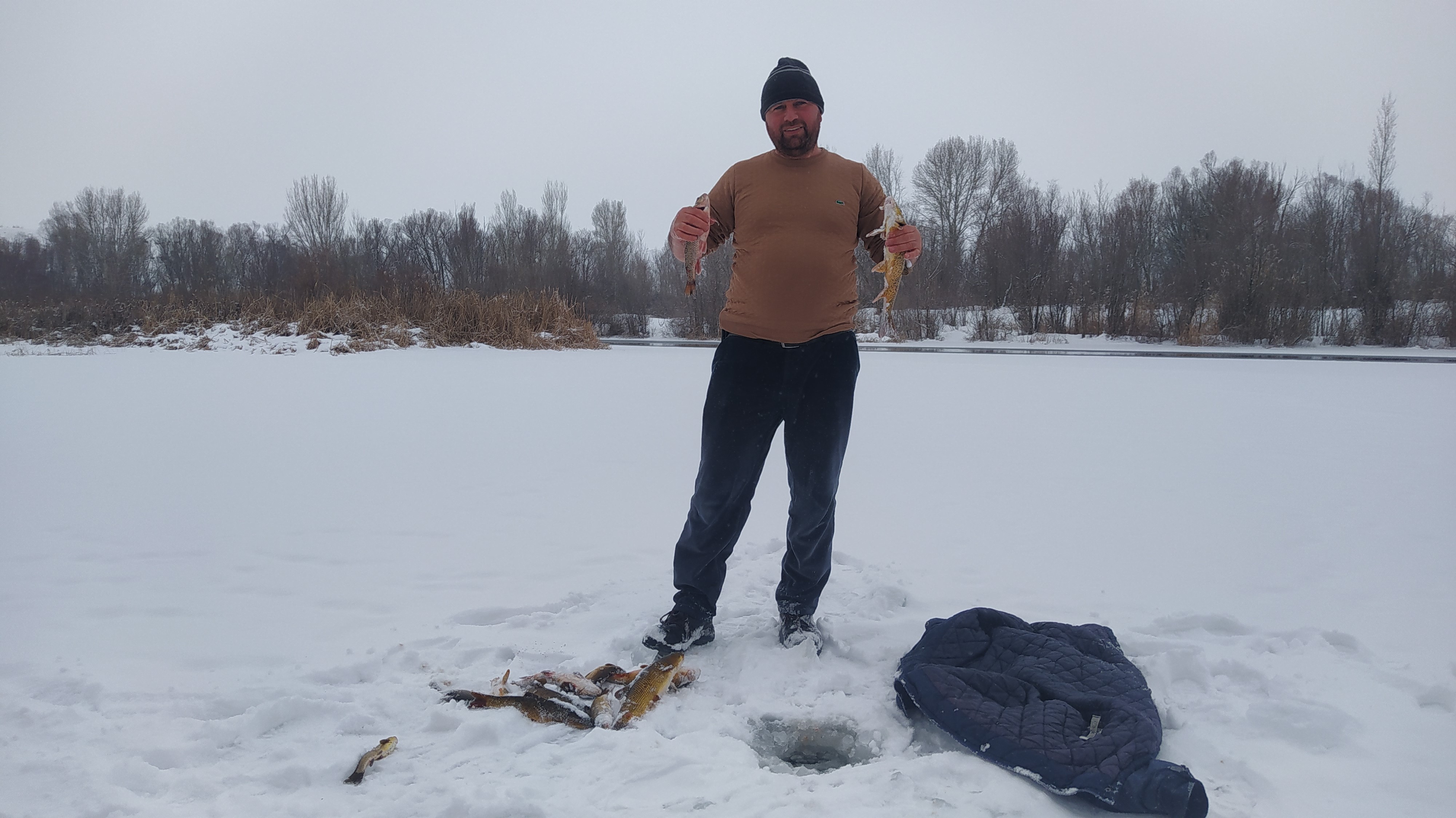 Buz tutan Kızılırmak’ta eskimo usulü balık avı