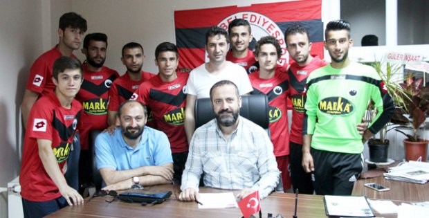ZARA, 9 FUTBOLCUYU RENKLERİNE KATTI