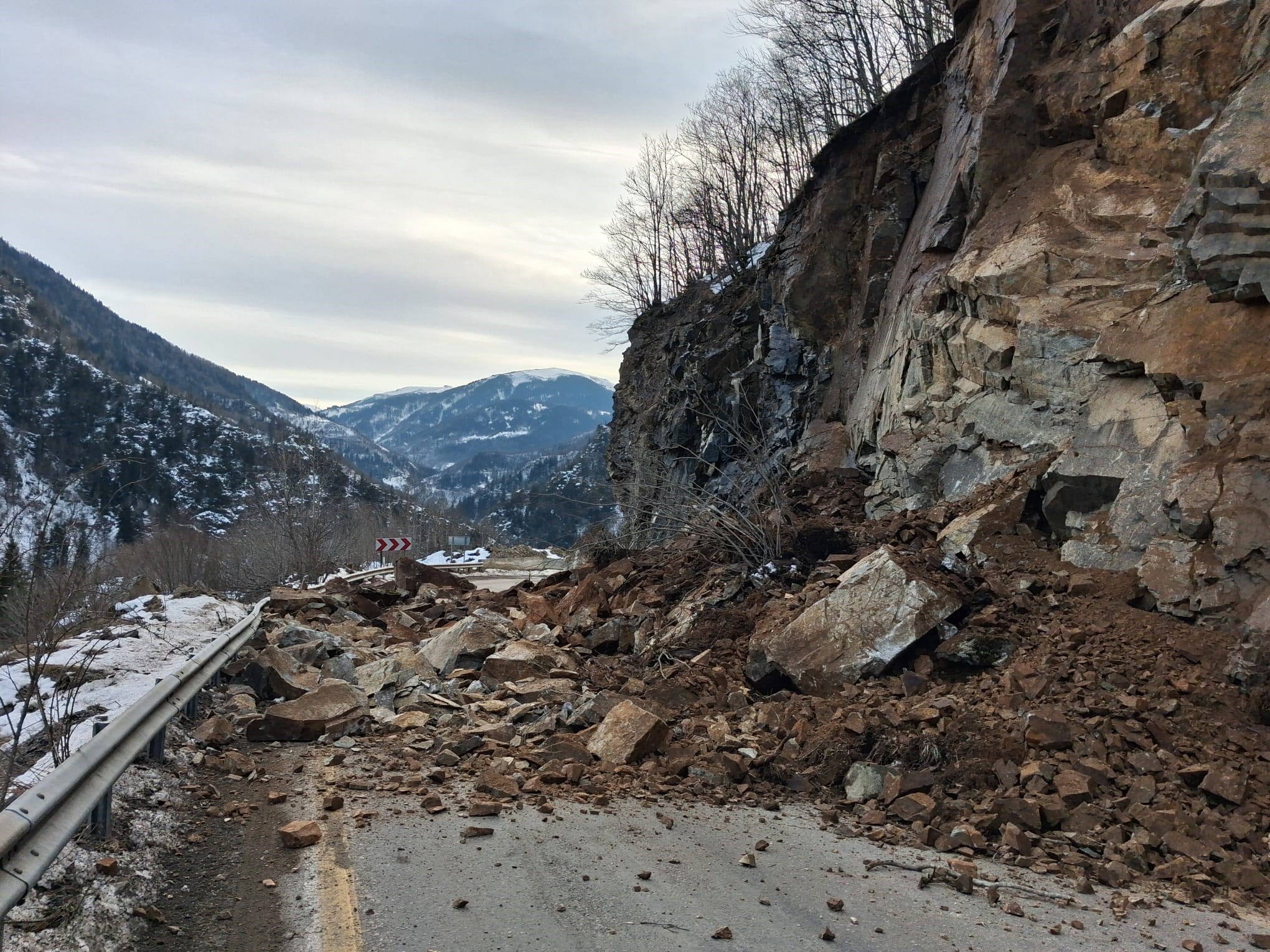 Giresun-Sivas kara yolunda heyelan