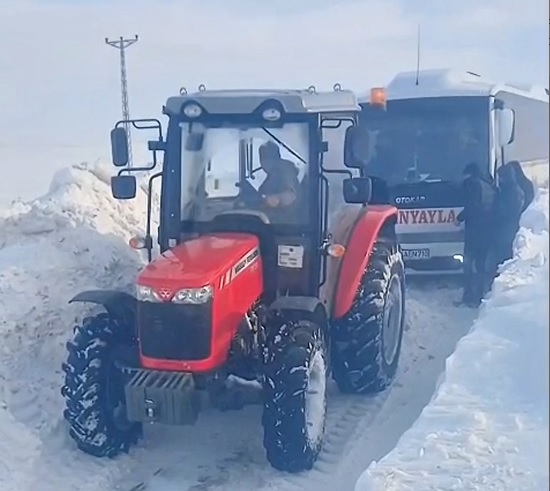 Sivas'ta tipide mahsur kalan midibüstekilerin yardımına köylüler koştu
