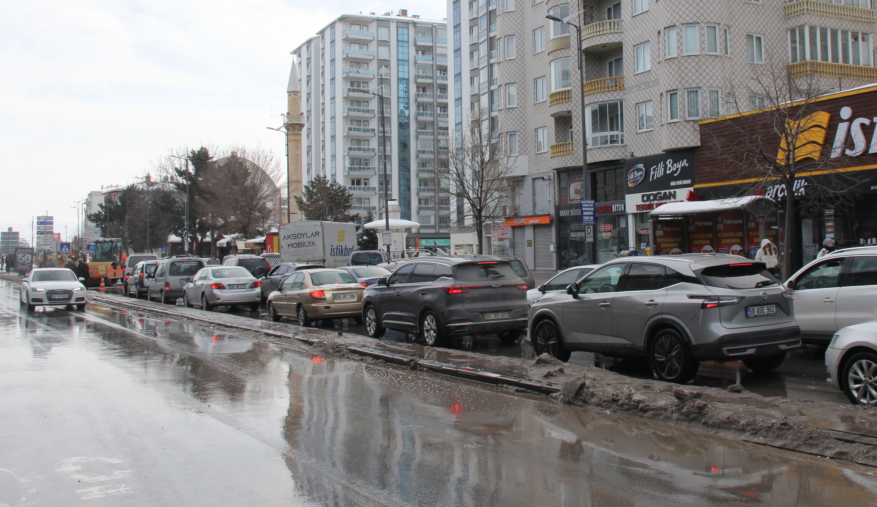 Yama çalışması Sivas trafiğini felç etti