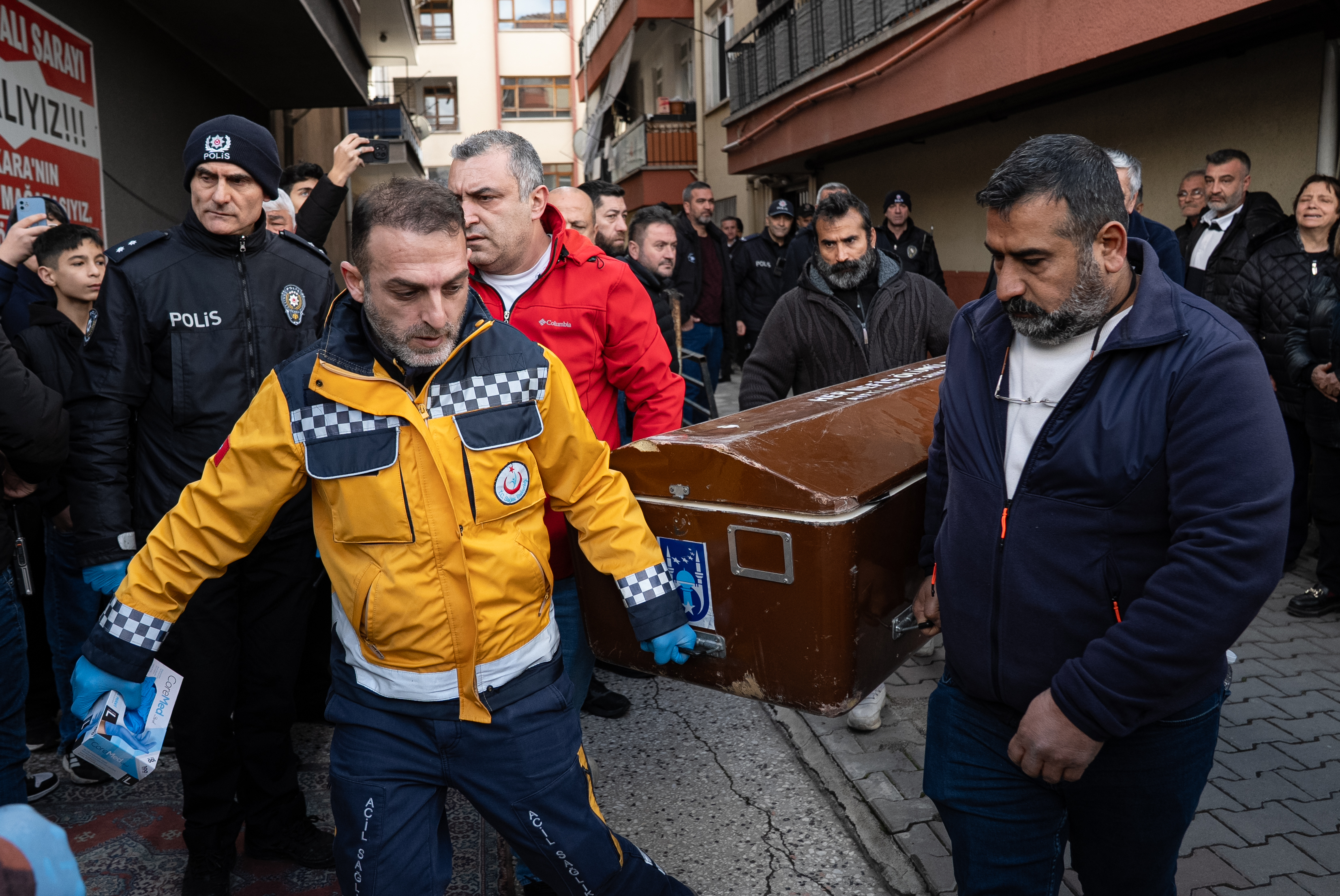 Eski eşini ağır yaralayıp kayınvalidesini öldüren kişi, intihar etti