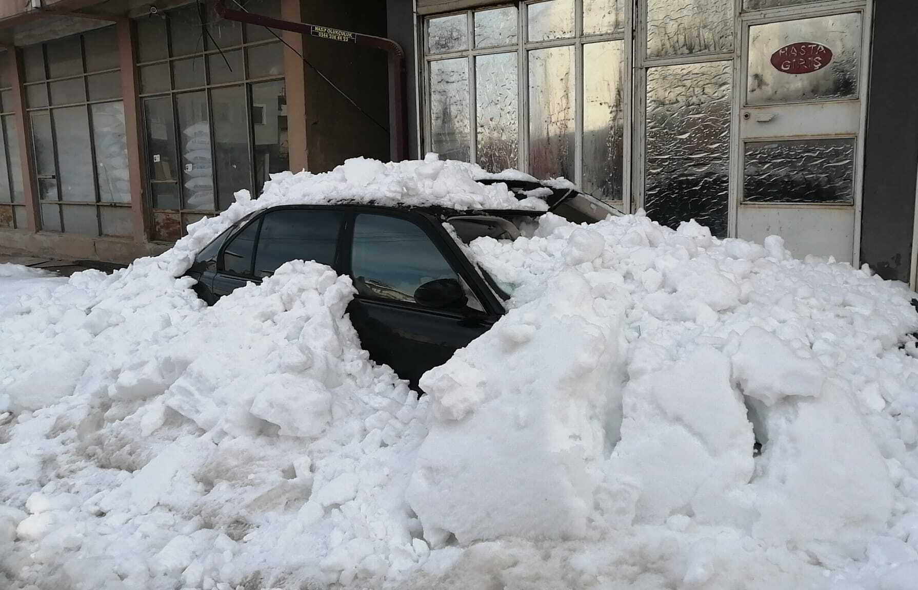 Bir anda oldu! Sivas'ta çatıdaki kar aracın üzerine düştü