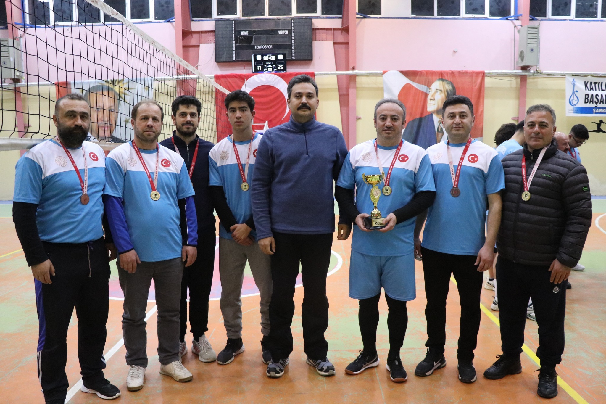 Şarkışla’da voleybol sahasında iyilik kazandı