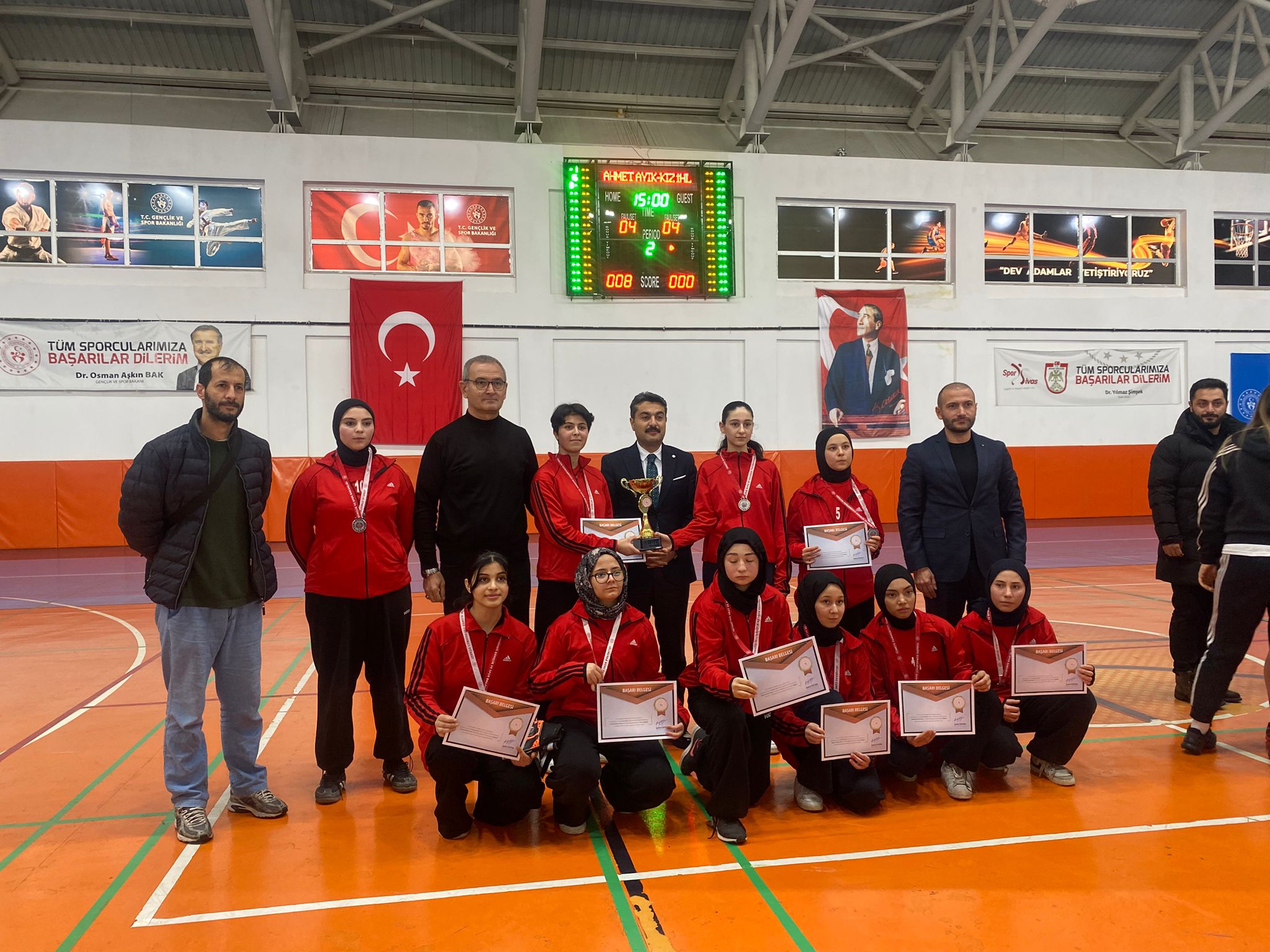 Sivas Kız İmam Hatip sporda fırtına gibi