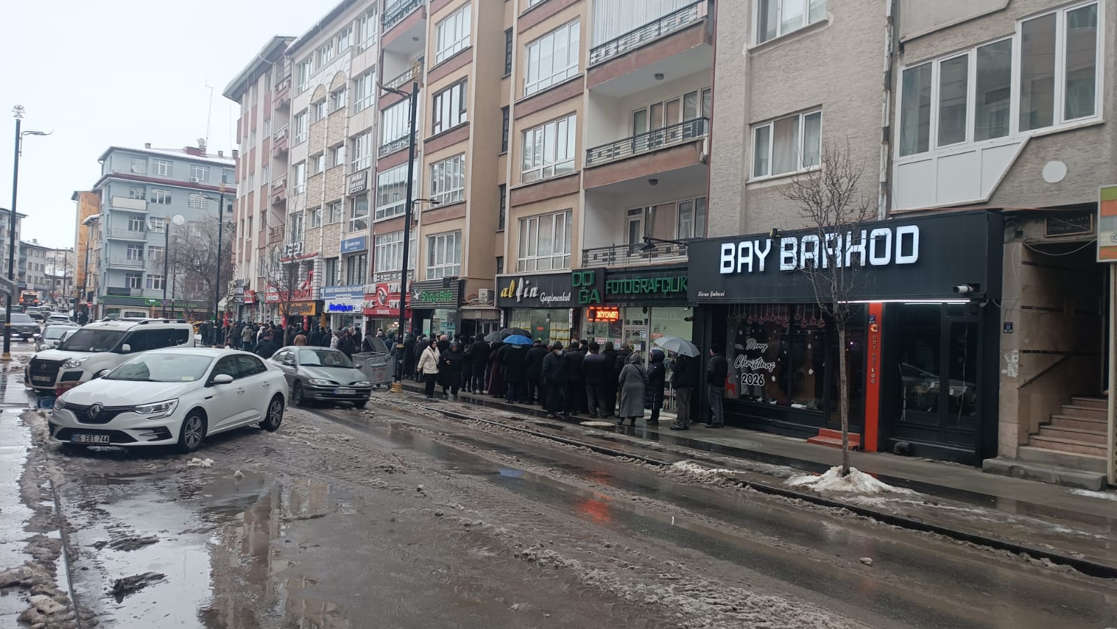 Ramazan öncesi Sivas’ta Et ve Süt Kurumu önünde metrelerce kuyruk