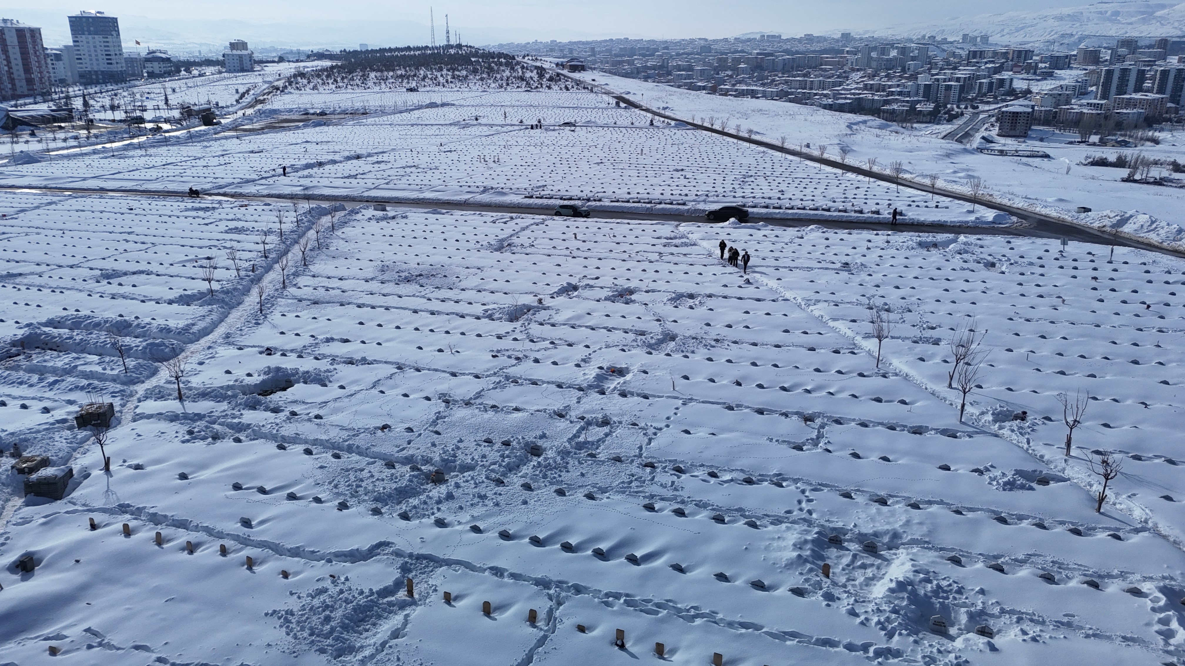 Sivas’ta vatandaşlar kar altında mezar aradı