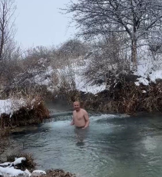 Dondurucu soğuğa aldırış etmeden akarsuya girdi