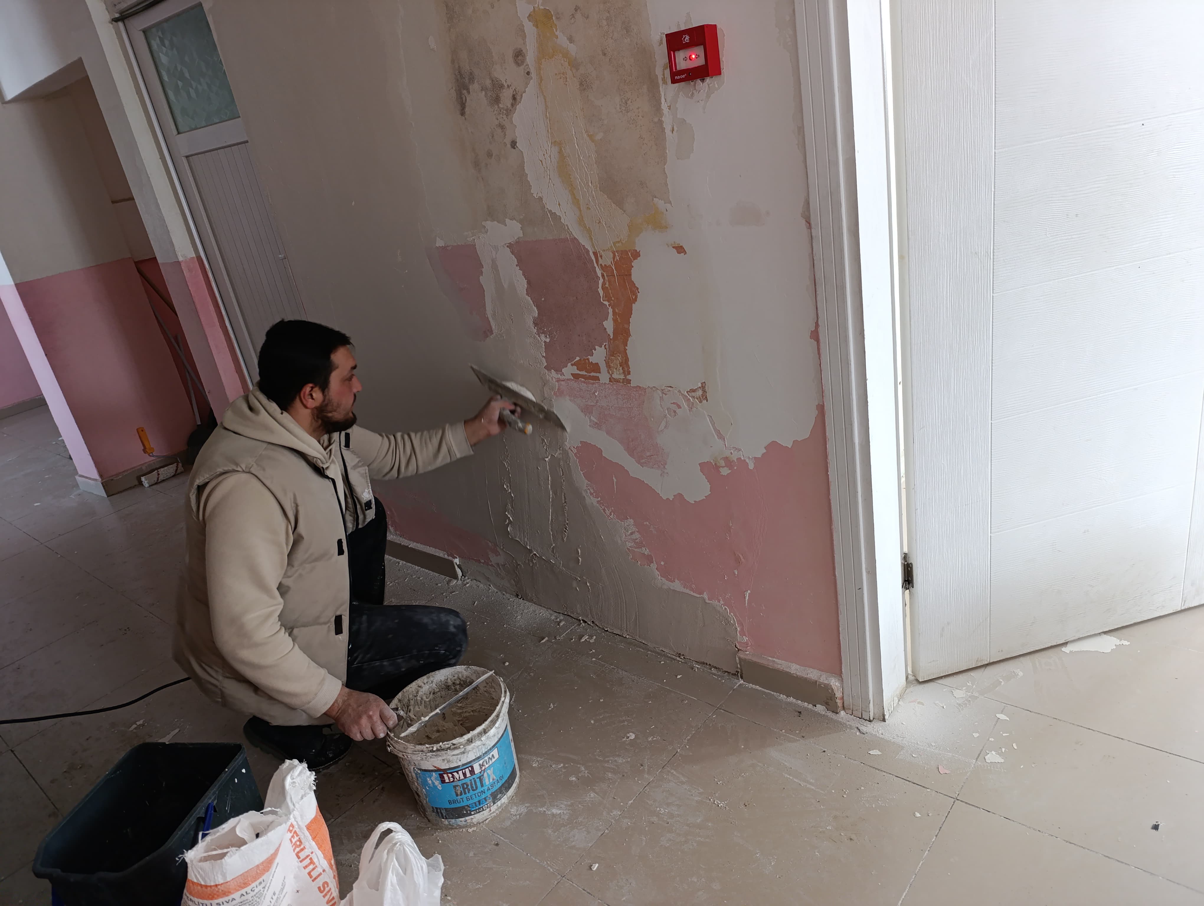 Sivas'ta köy okulunu öğretmen ile veliler onardı