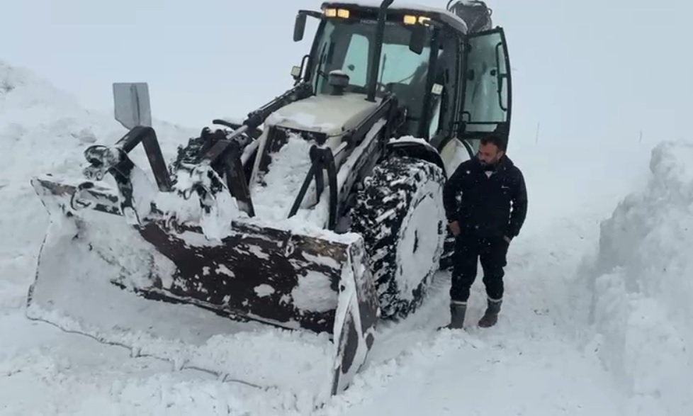 Karla mücadele ekiplerinin zorlu mesaisi