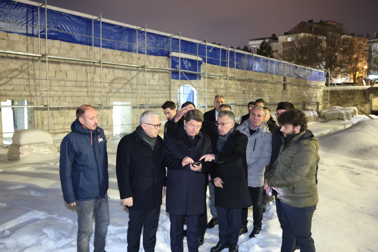 Bakan Tunç, ayağının tozuyla Ulu Cami restorasyonunu inceledi