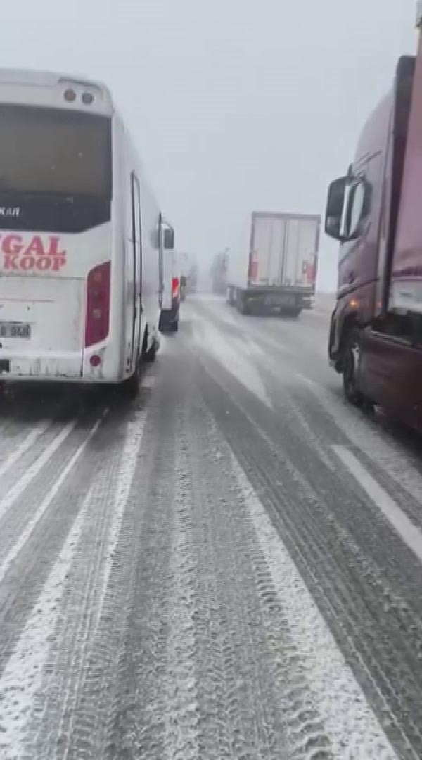 Sivas'ta yoğun kar ve tipi nedeniyle bazı yollar ulaşıma kapatıldı