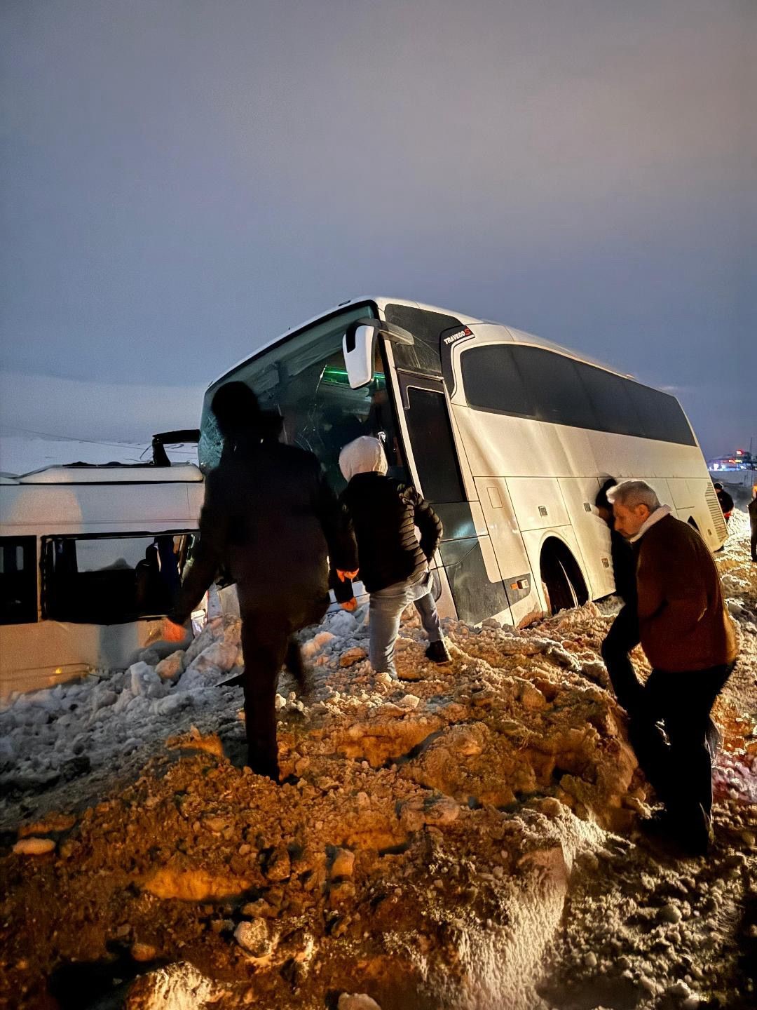 Sivas'ta işçileri taşıyan servis kaza yaptı!