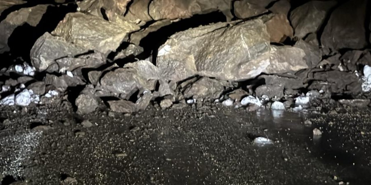 Suşehri-İmranlı kara yolunda heyelan