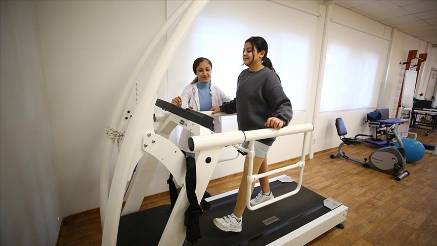 Protezle yürümeye başlayan 13 yaşındaki Melike'nin hayali avukat olmak