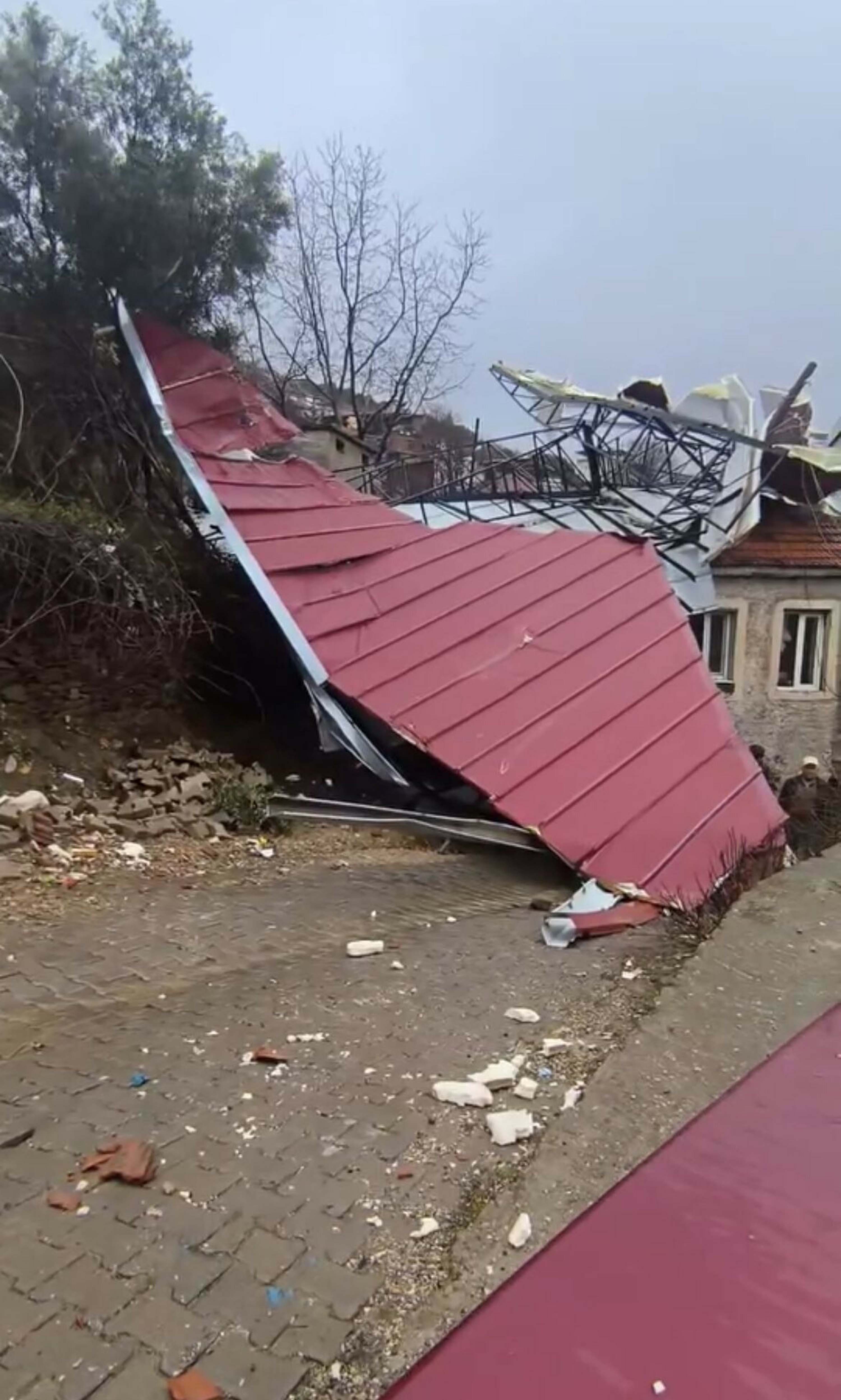 Fırtına çatıyı uçurdu; 2 ev zarar gördü