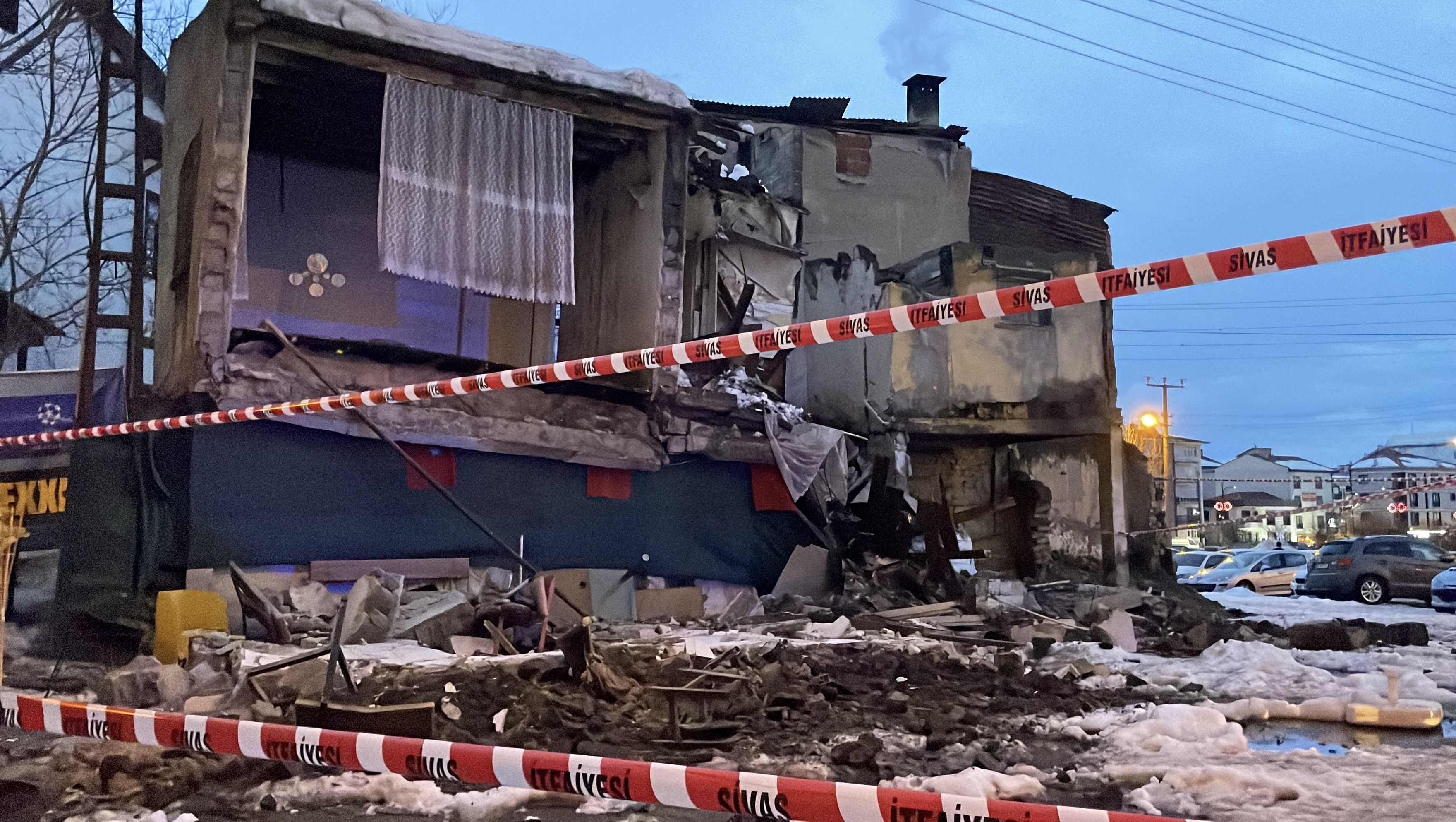 Sivas'ta metruk bina çöktü, mahallede panik yaşandı