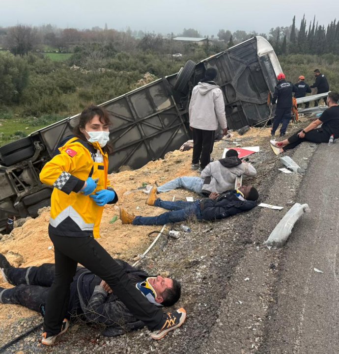 Antalya'da yolcu otobüsü devrildi; 8 ölü, 26 yaralı