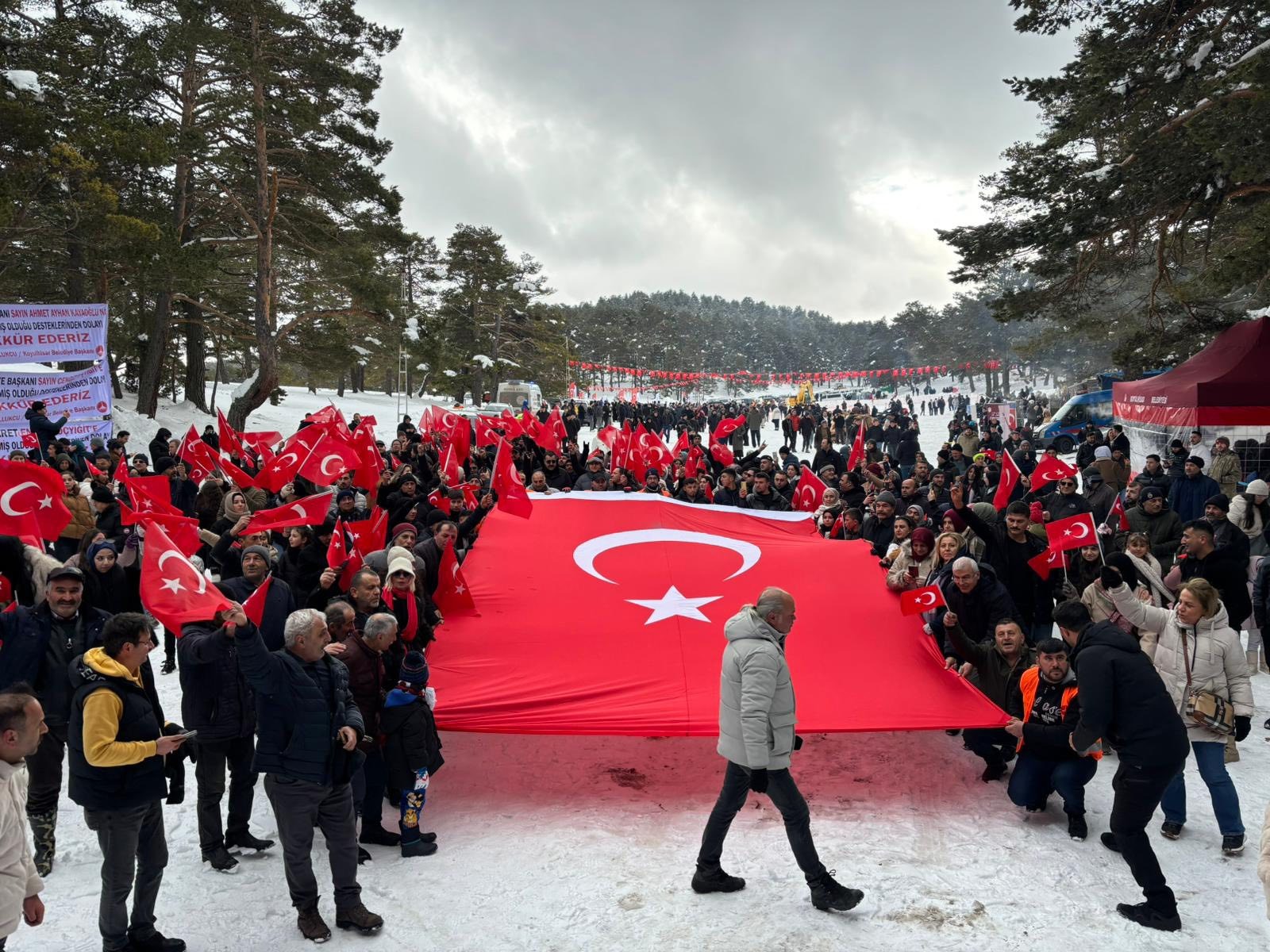 Eğriçimen Yaylası’nda dev Türk bayrağı açıldı