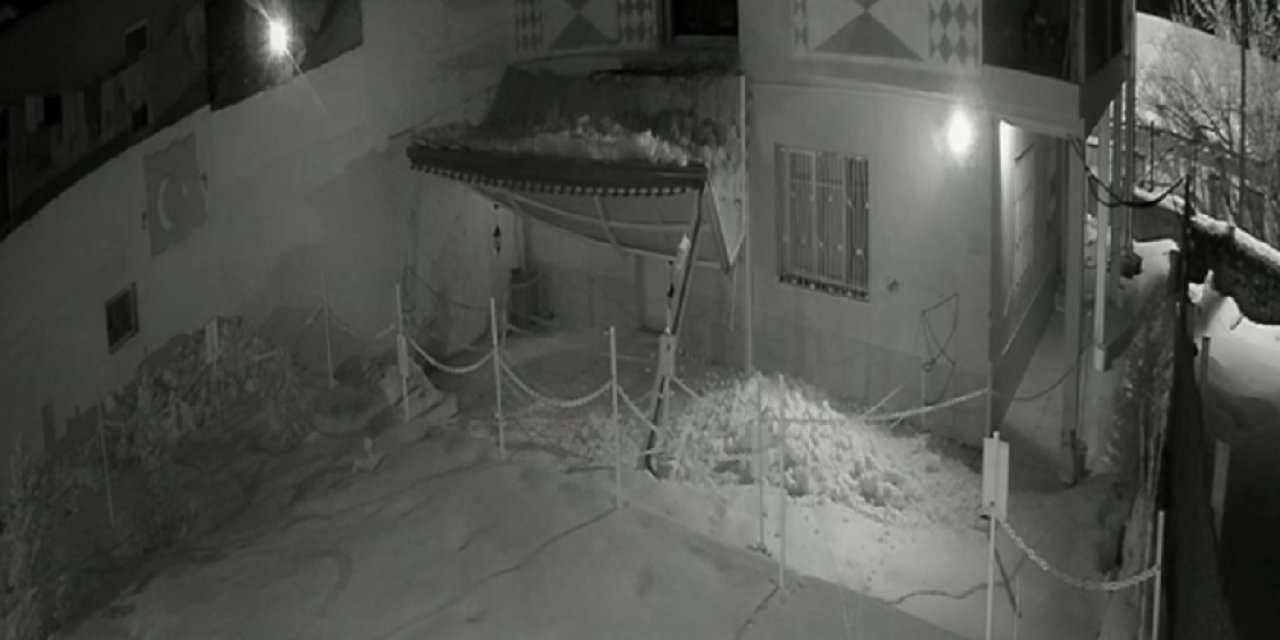 Üzerine kar düşen sundurma çöktü; o anlar kamerada