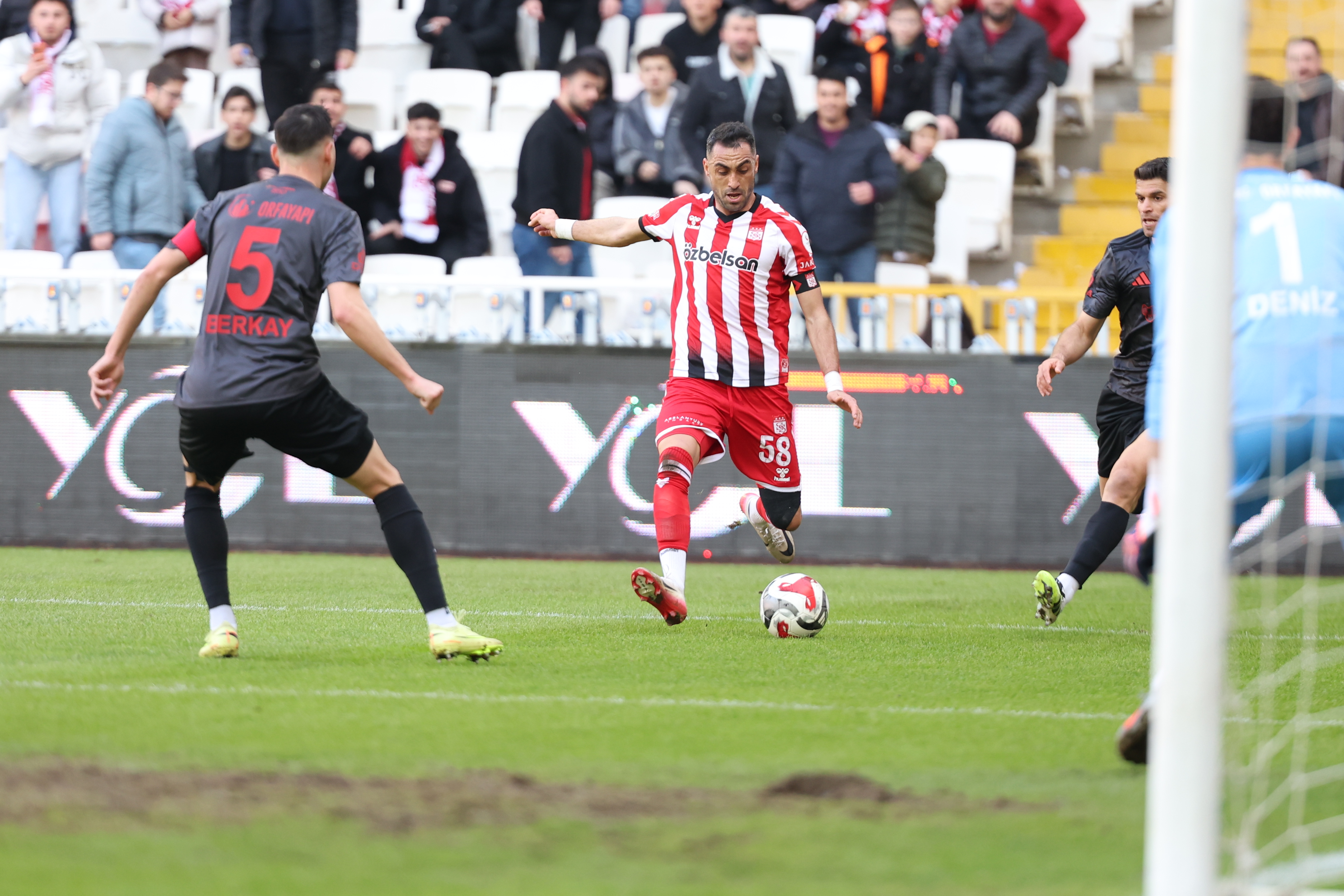 Sivas'ta ilk yarıda gol sesi çıkmadı