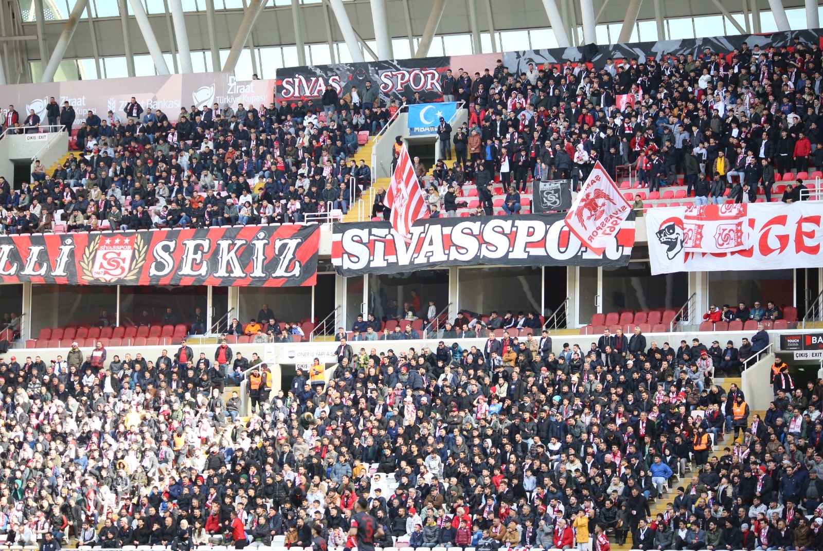 Sivasspor-Pendik maçını 6 bin taraftar takip ediyor