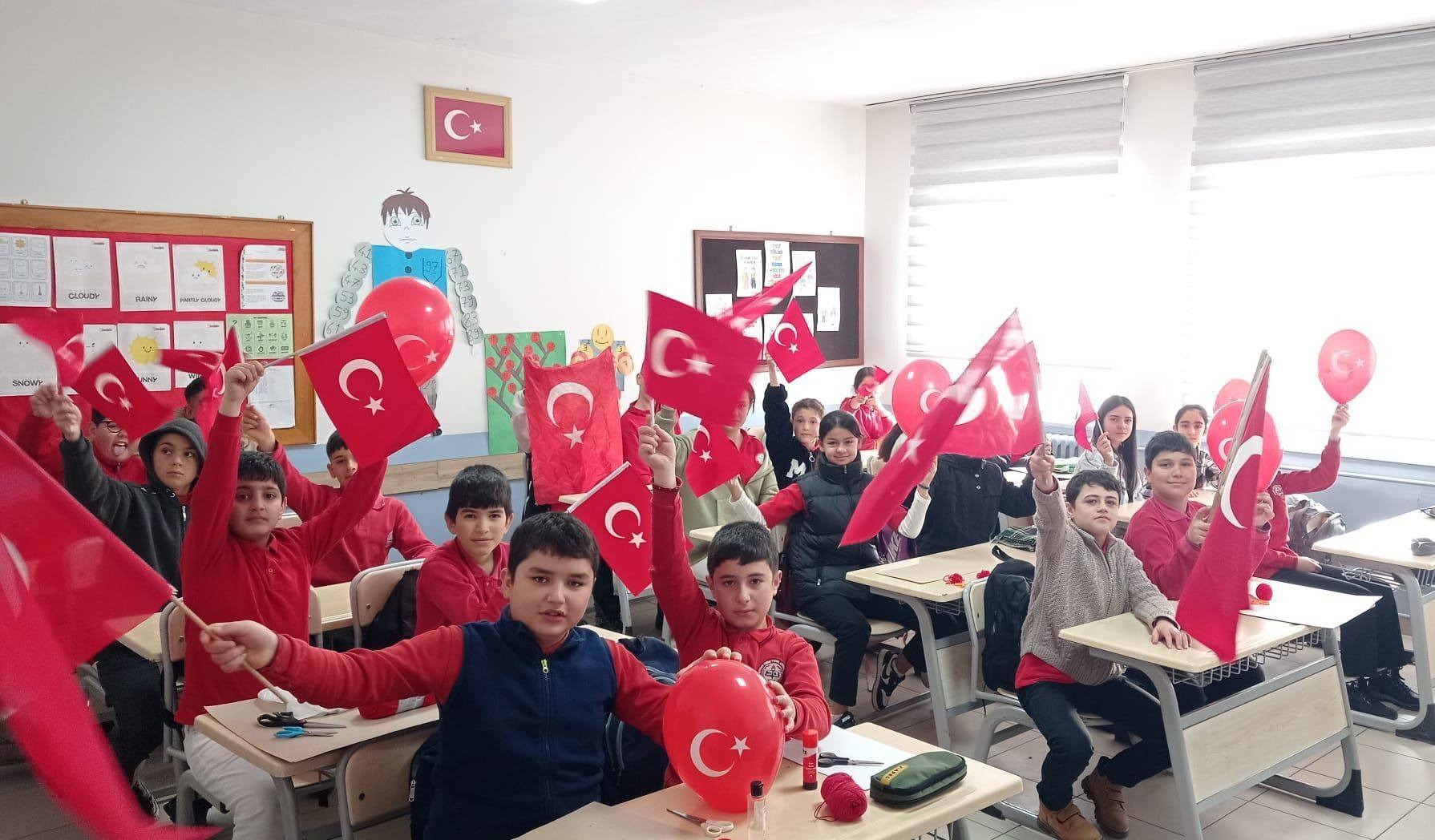 Sivas'ta  ikinci eğitim-öğretim dönemi bayrak sevgisiyle başladı