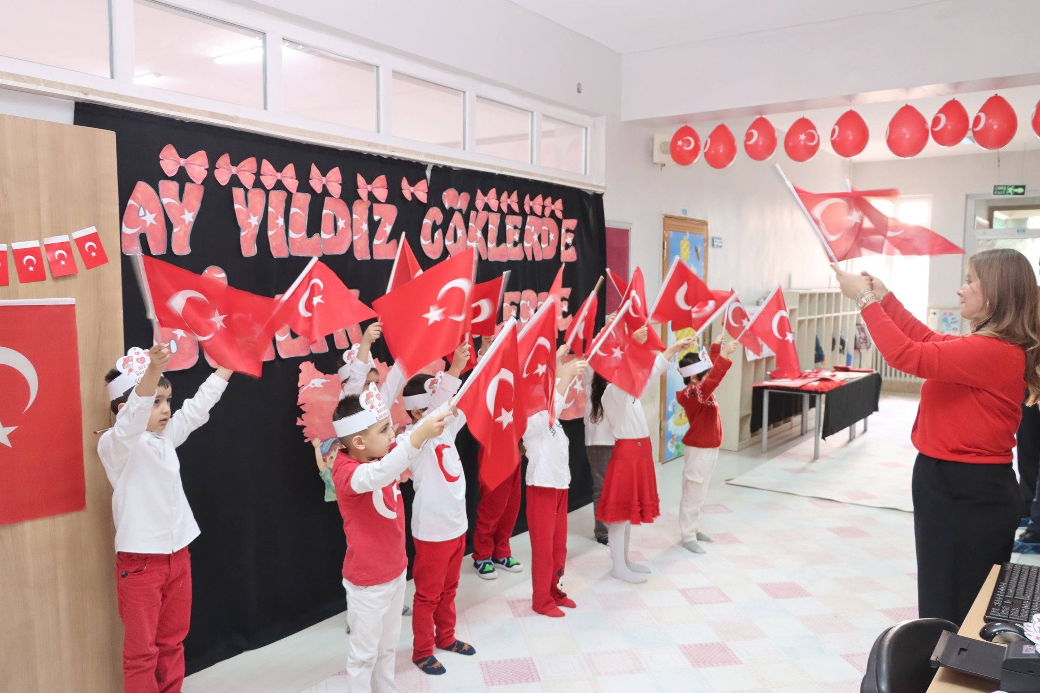 İkinci dönem ilk dersi “Bayrak Sevgisi” temasıyla başladı