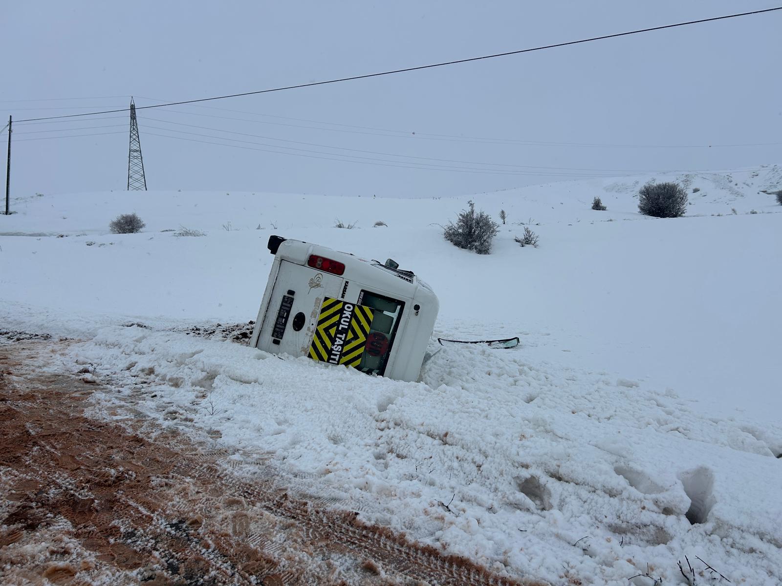 Son dakika: Sivas'ta öğrenci servisi kaza yaptı: Yaralılar var!