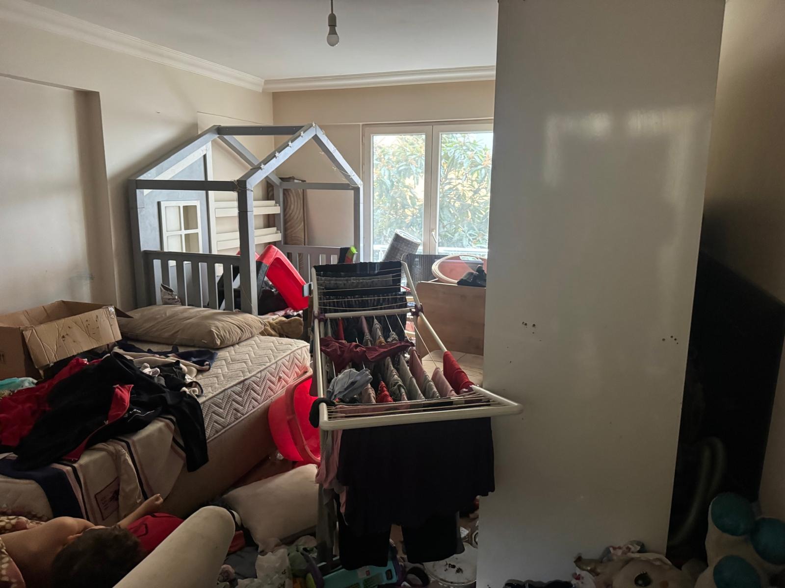 8 aydır kirasını ödemedikleri daireyi 'çöp eve' çevirdiler