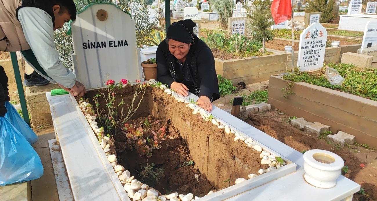 Oğlunun mezarı yağışta çöktü!