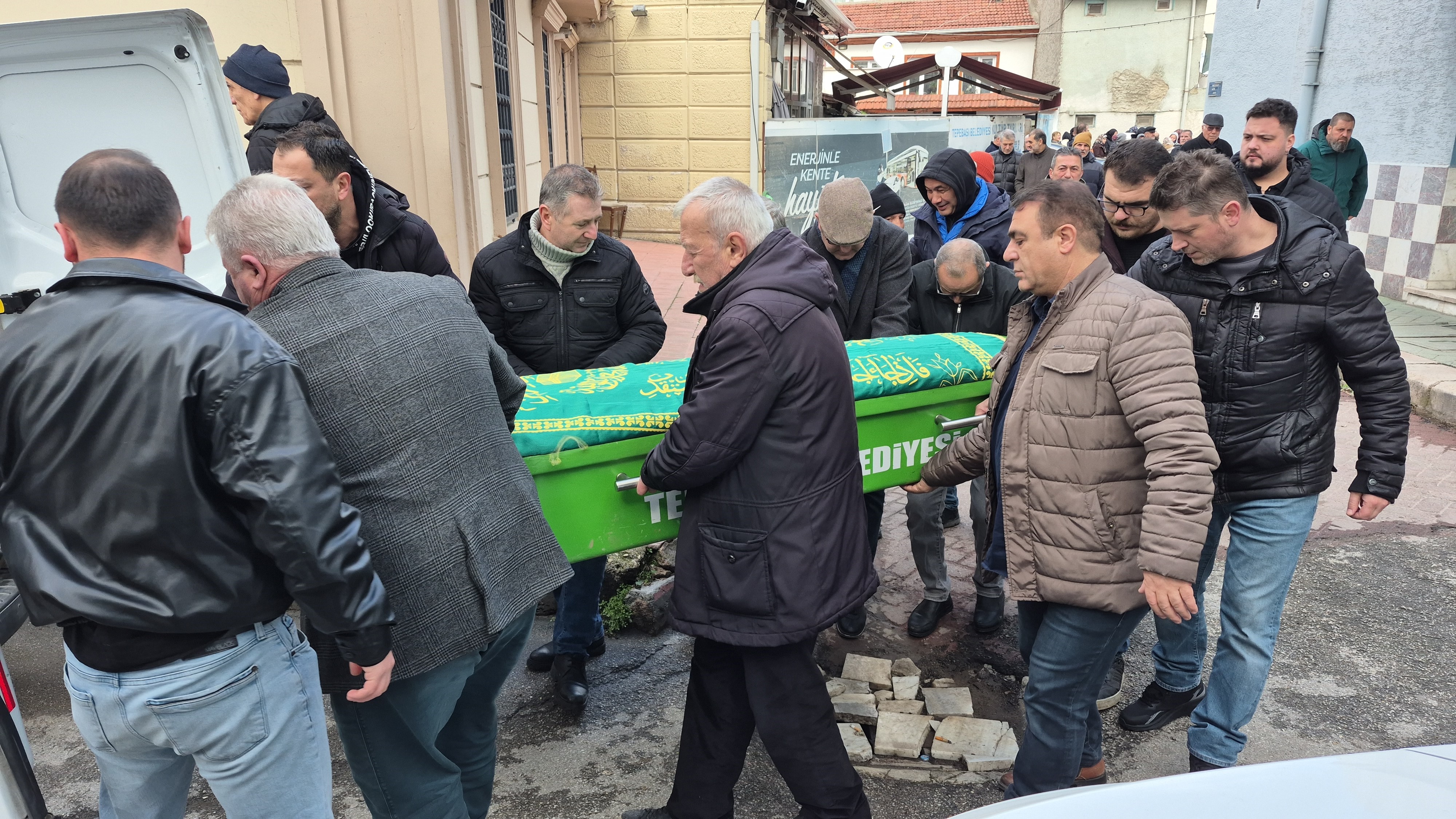 Otobüs kazasında ölen kadın son yolculuğuna uğurlandı