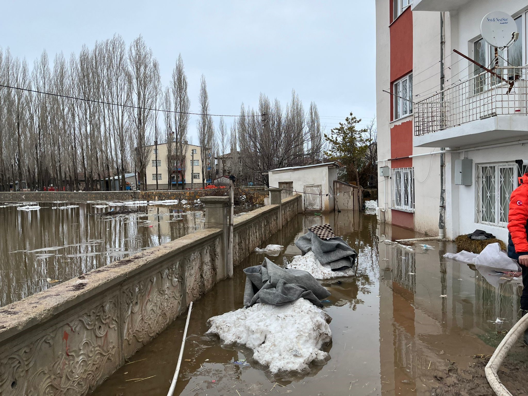 Sivas'ta eriyen kar suları taşkınlara sebep