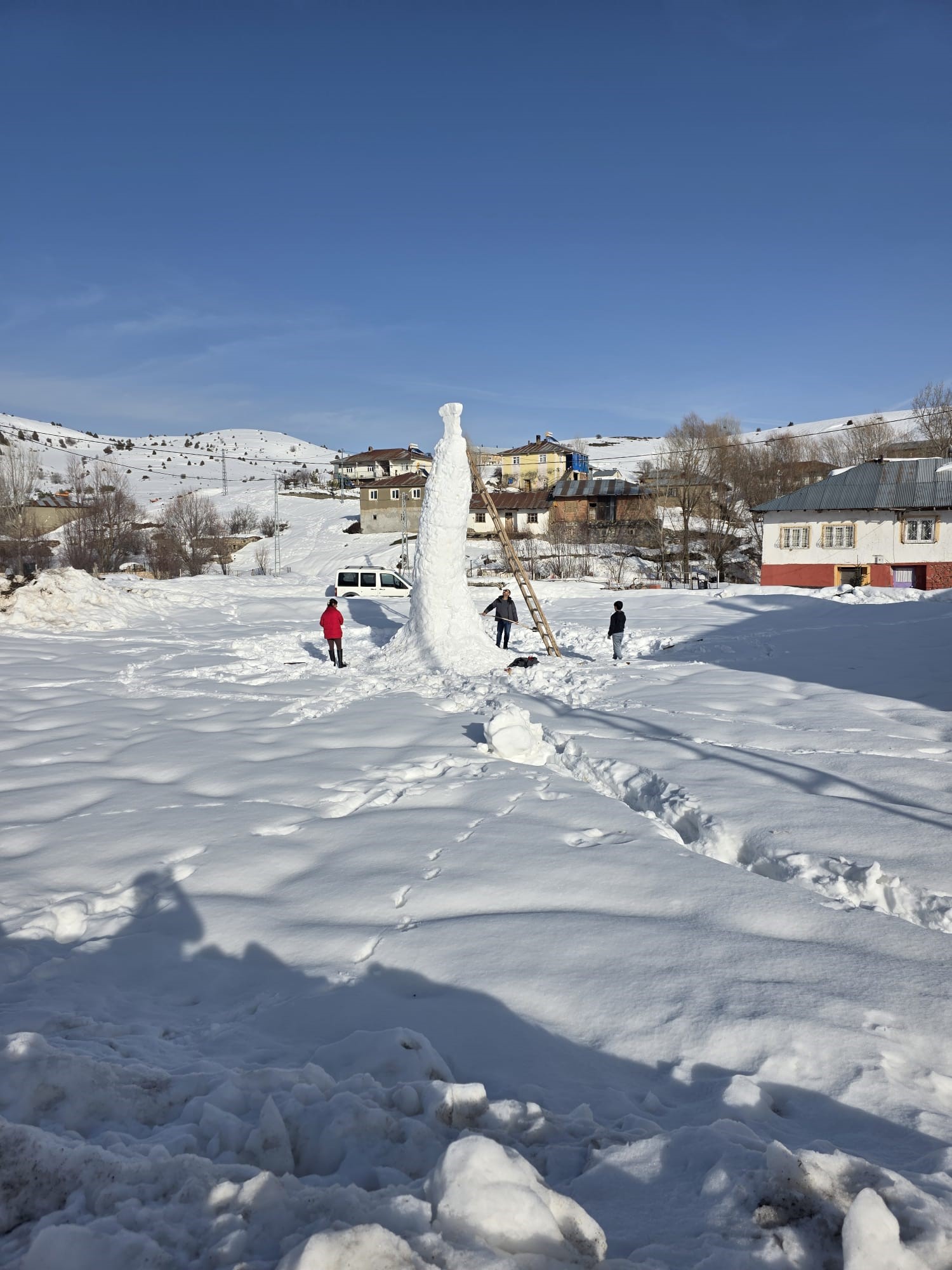 Sivas'ta 8 metre uzunluğundaki kardan adam kuleyi andırdı
