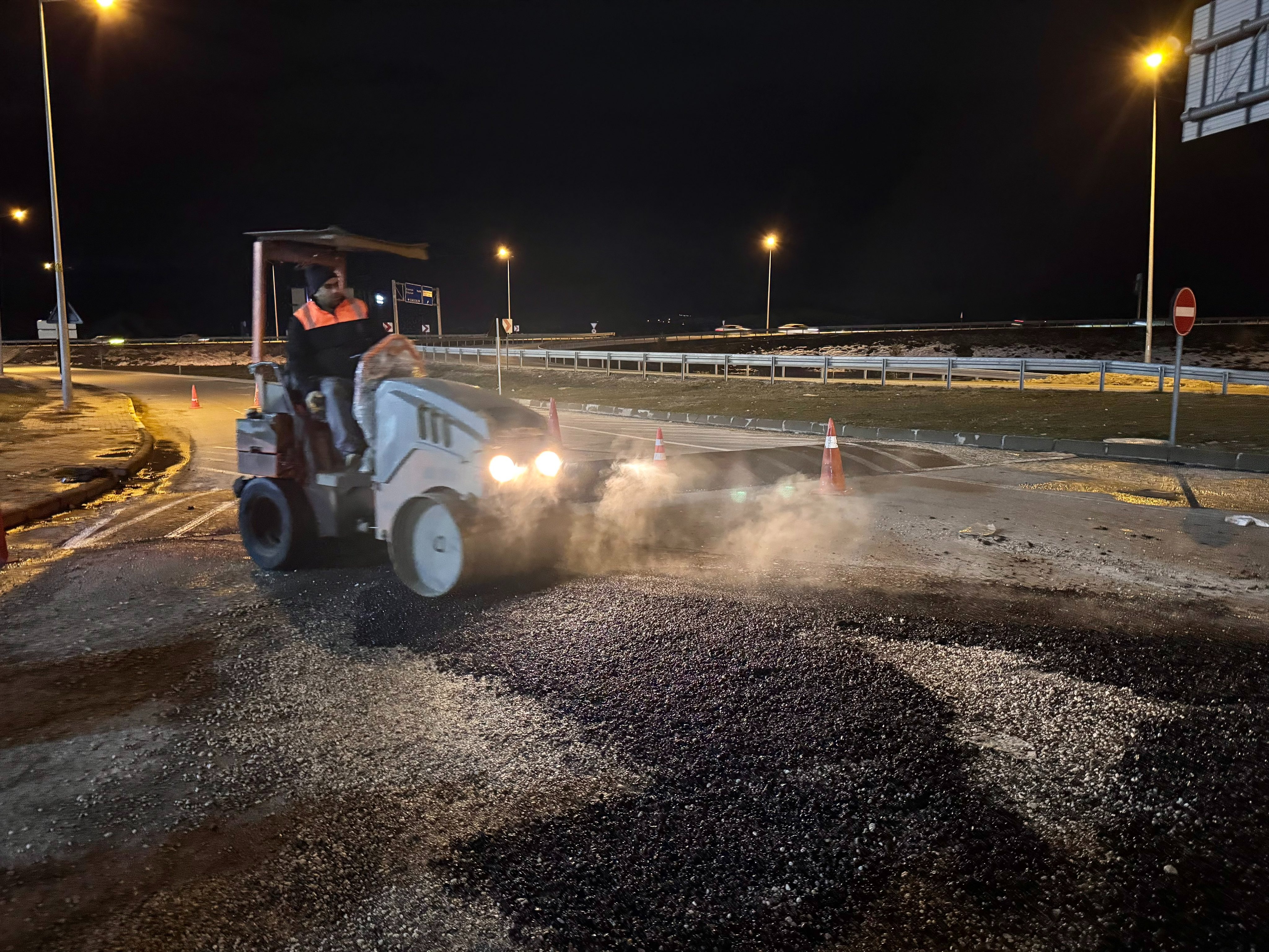 Sivas Belediyesi yollarda gece mesaisinde