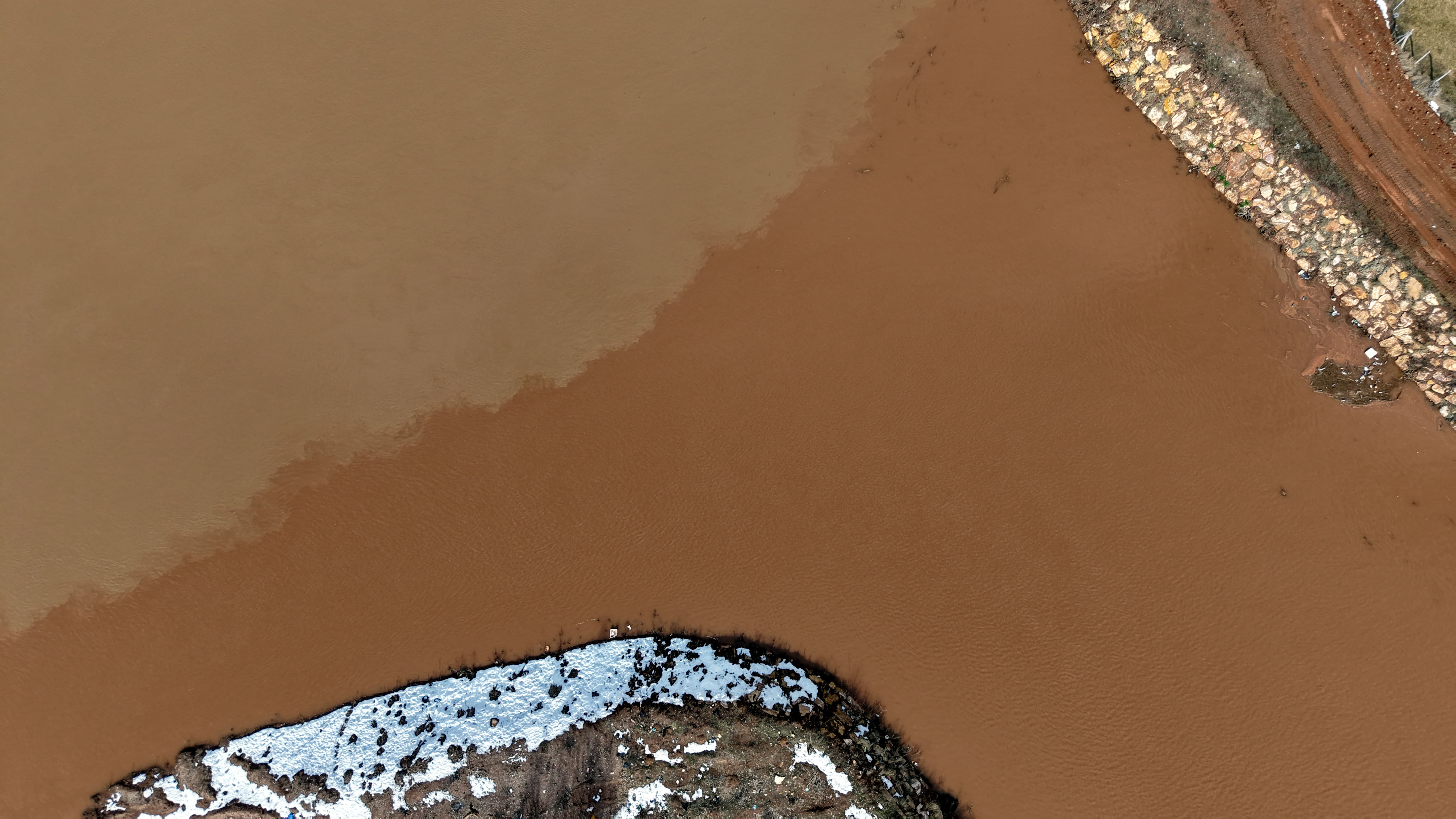 Sivas'ta karlar erken eridi, Kızılırmak'ın hem rengi hem debisi değişti