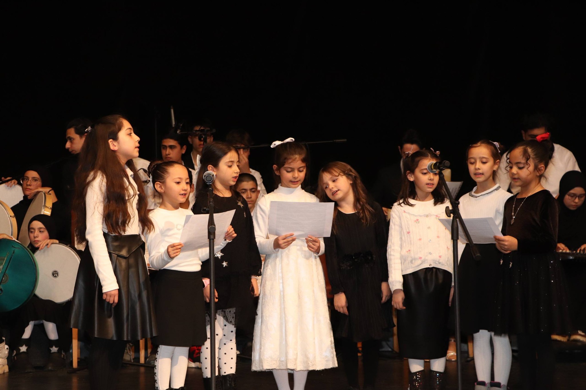 Sivas’ta 70 çocuk aynı anda söyledi, salon sessizliğe büründü!