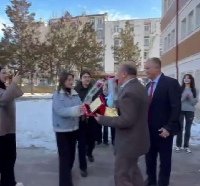 Sivas'ta 40 yıllık emektar öğretmen alkışlarla emekliye ayrıldı