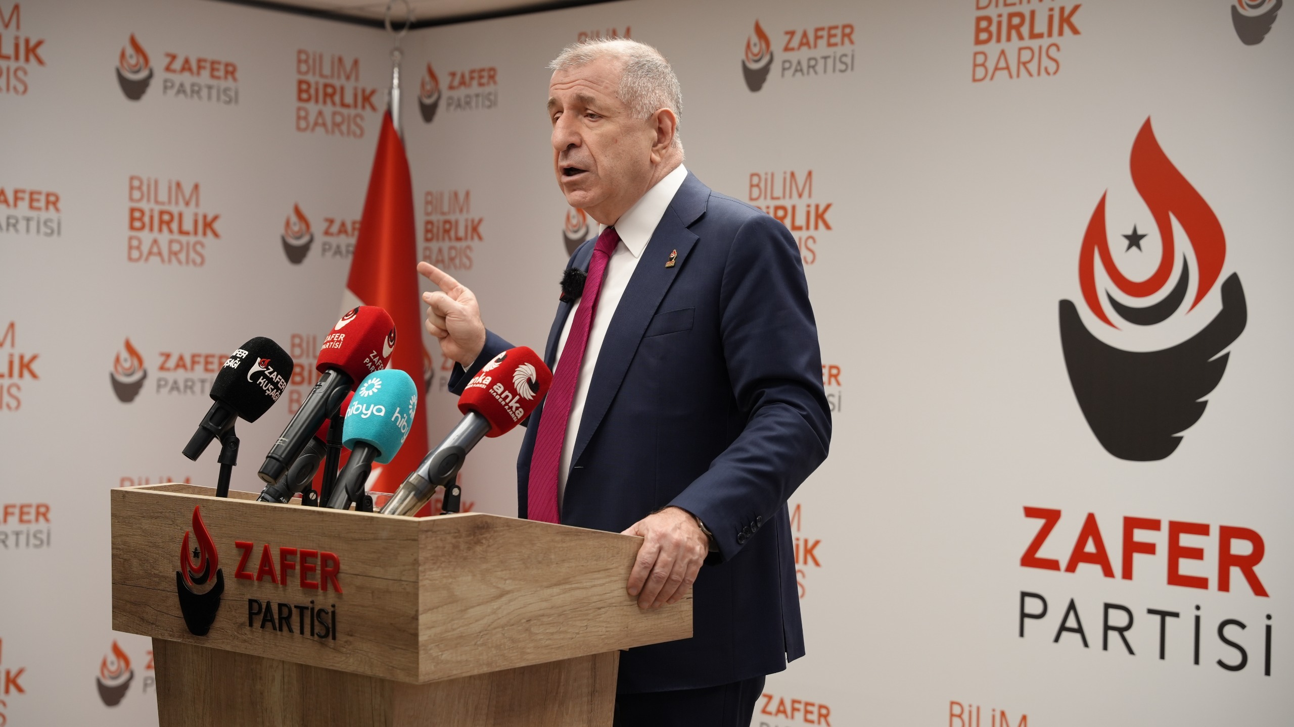 Ümit Özdağ: “Emekli çöpten topluyor, iktidar seyrediyor”