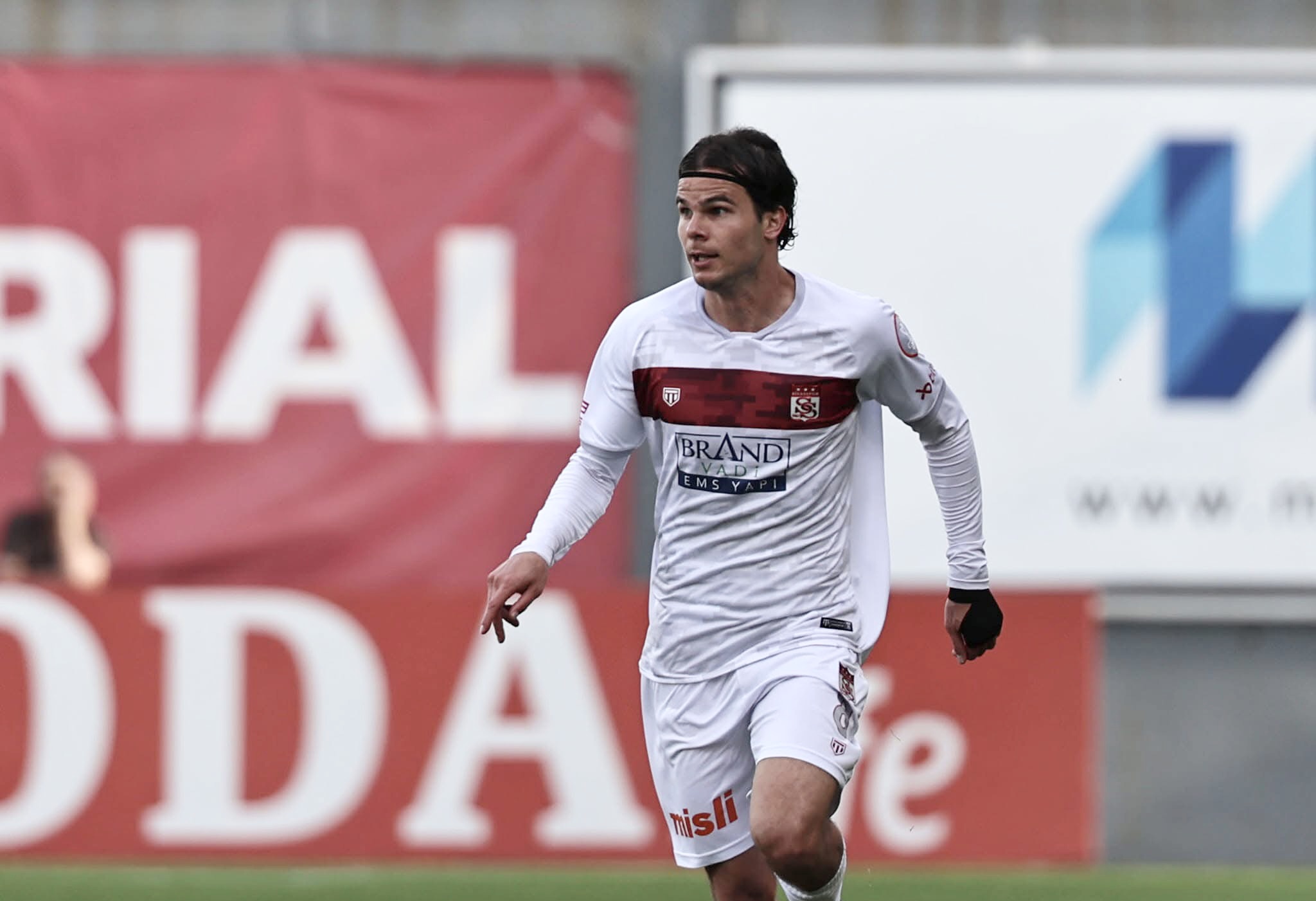 Charisis’ten ayrılık iddialarına yalanlama