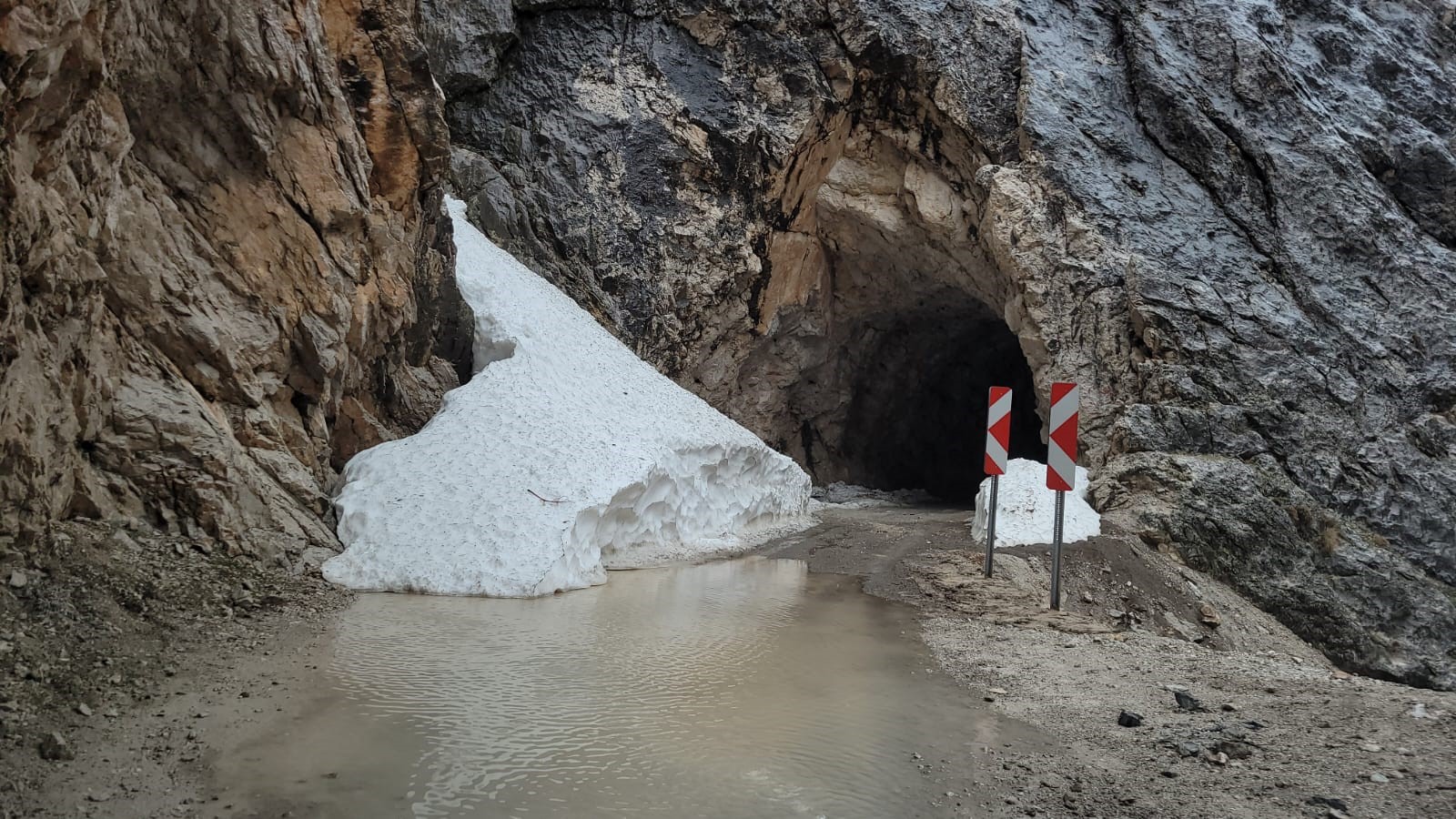 Kemaliye-Divriği Taşyolu'nda büyük tehlike!