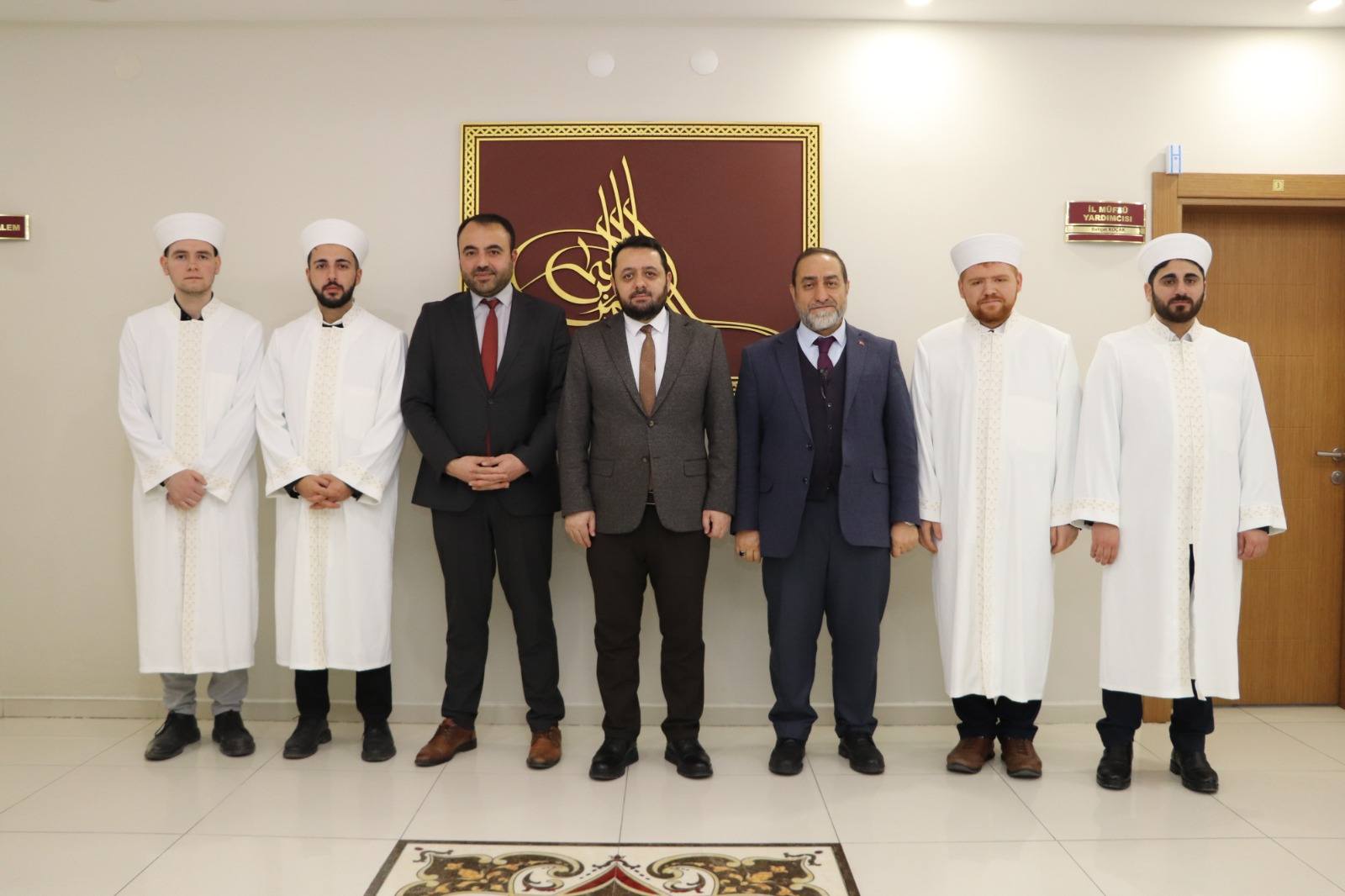 Cübbeleri giyerek  göreve başladılar