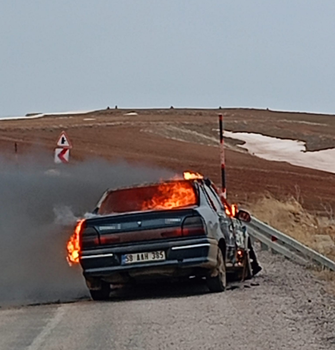 Otomobil seyir halindeyken alev aldı! Sürücü kendini zor kurtardı...